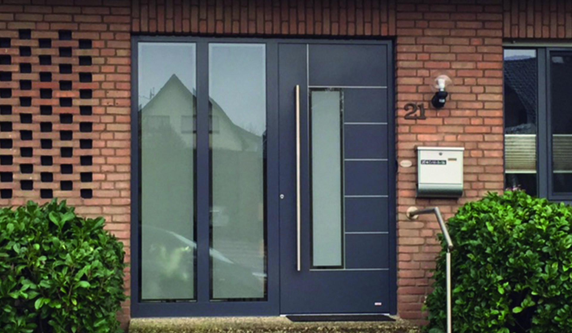Herkenhoff Referenzen dunkle Haustür mit Milchglas