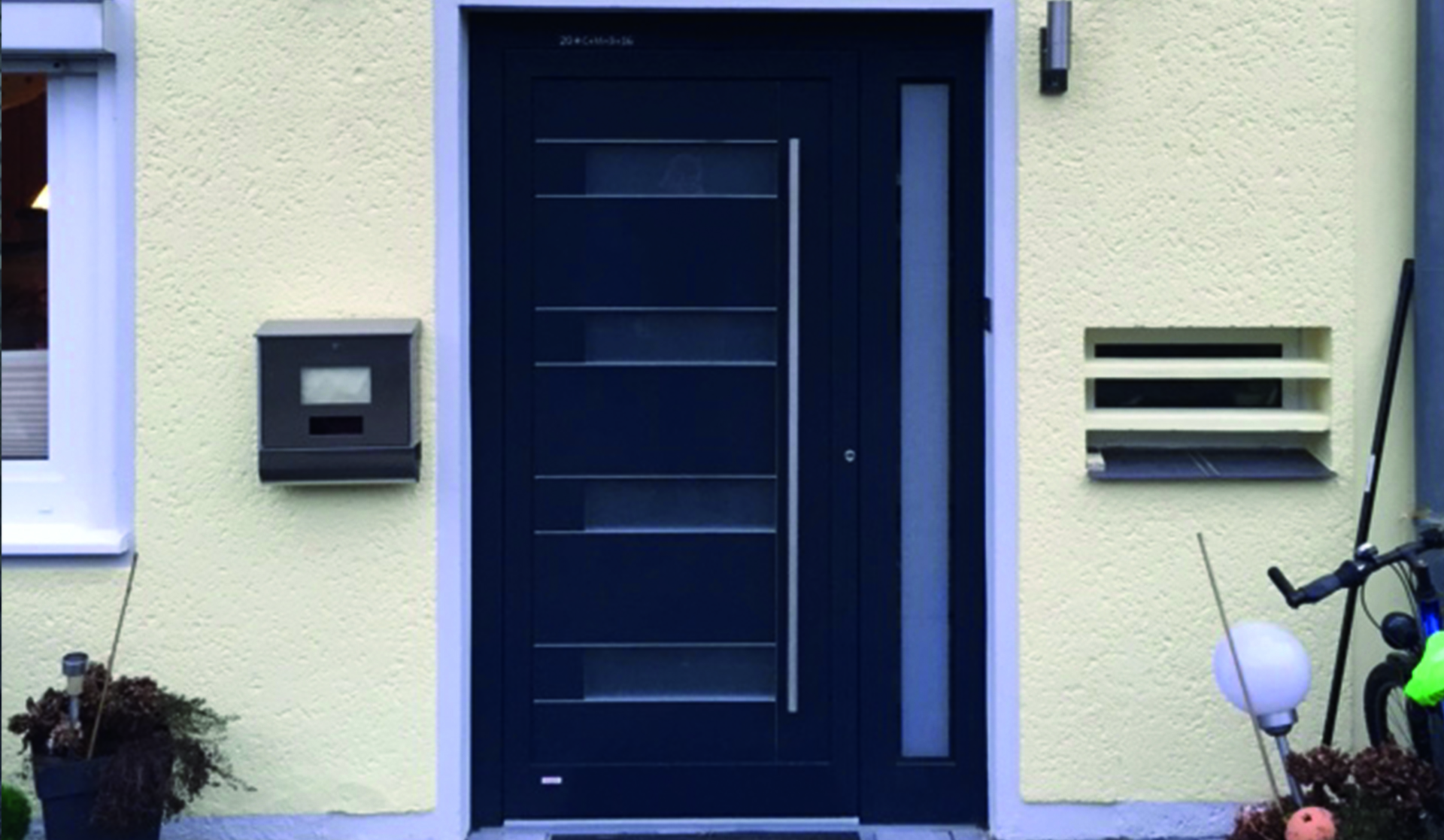 Herkenhoff Referenzen dunkle Aluminium-Haustür