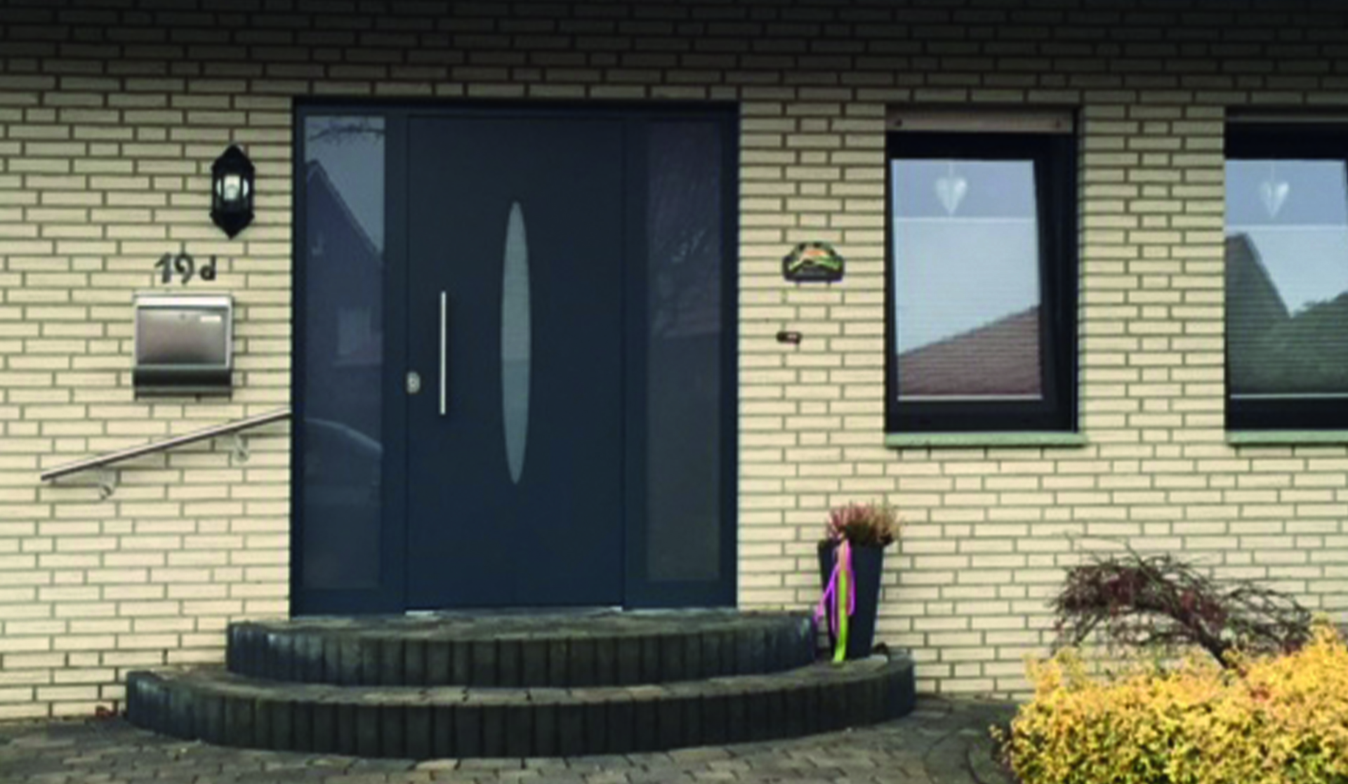 Herkenhoff Referenzen anthrazitfarbene Aluminium-Haustür mit Podest